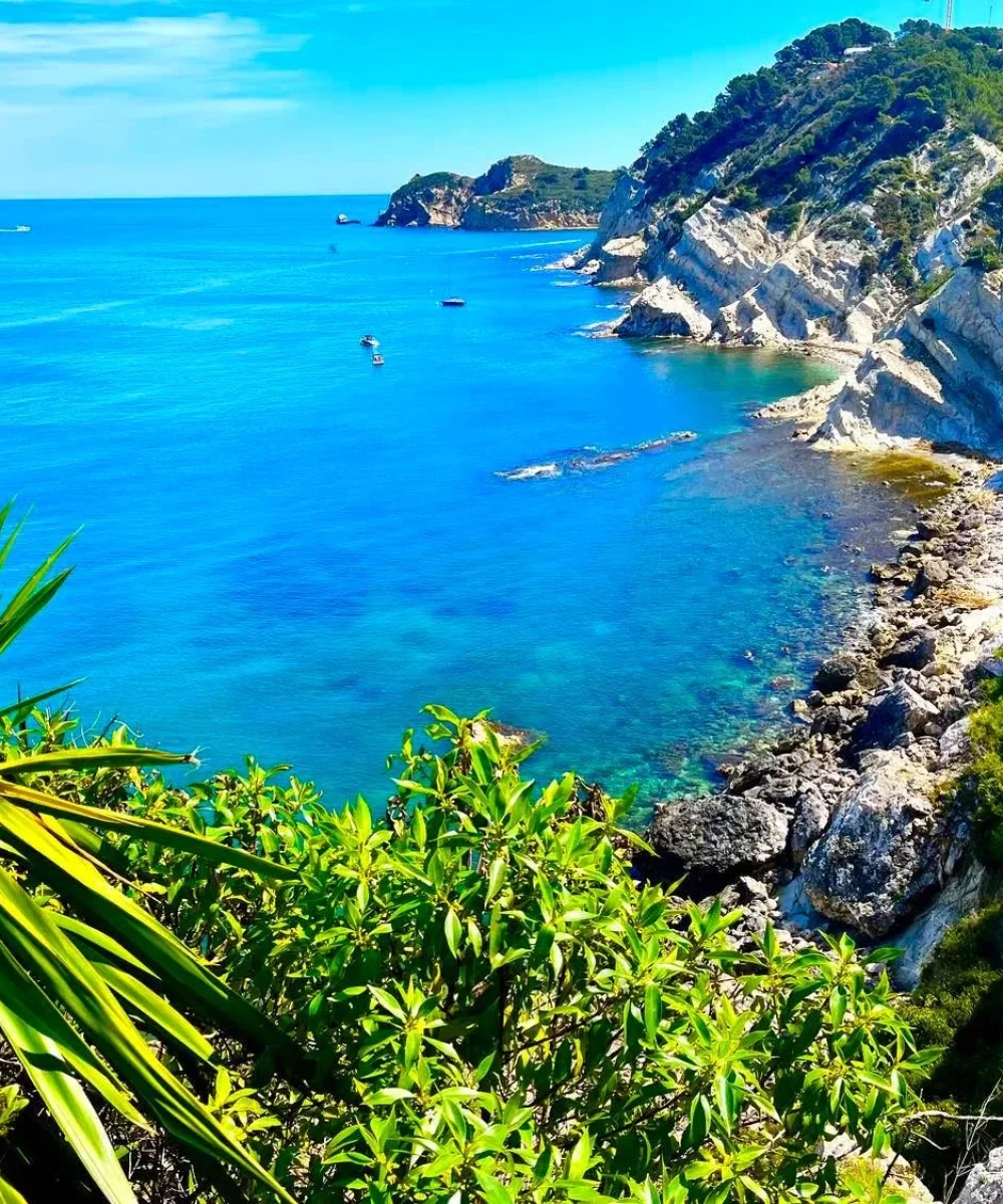 Vues imprenables sur la Méditerranée et les falaises