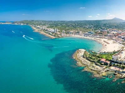 Vue aérienne panoramique de la plage de l'Arenal et de la côte