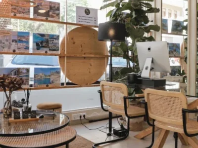 Bureau immobilier moderne et lumineux