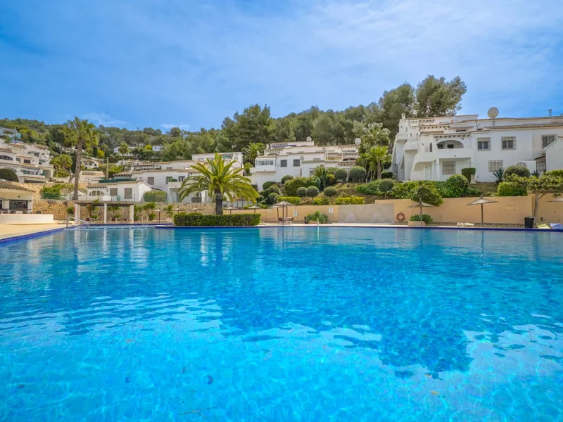 Appartement en duplex à Moraira, Pueblo Alcázar avec garage et piscine