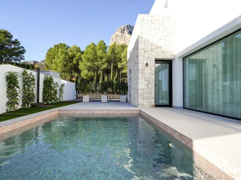Villa moderne à vendre à Polop: Design architectural et vues sur la montagne
