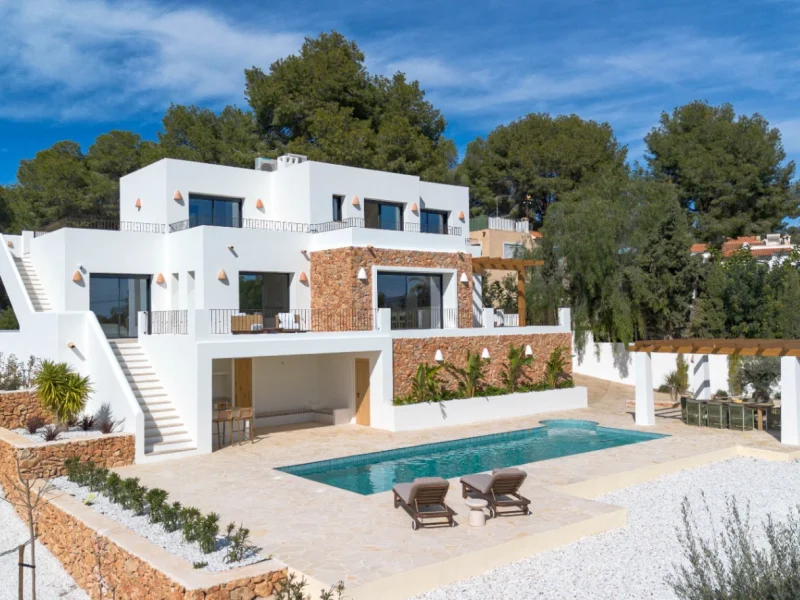 Villa moderne de quatre chambres avec piscine privée à Moraira