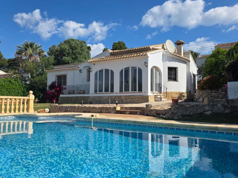 Villa spacieuse avec vues dégagées à rénover à vendre à El Tosalet, Jávea