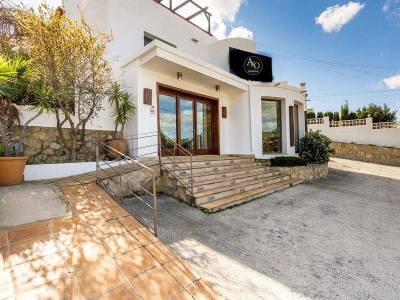 Opportunité unique: logement et local commercial à vendre à Benissa avec grand parking
