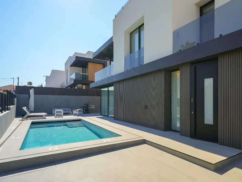 Villa neuve à vendre à Albir avec piscine privée et vue sur la montagne