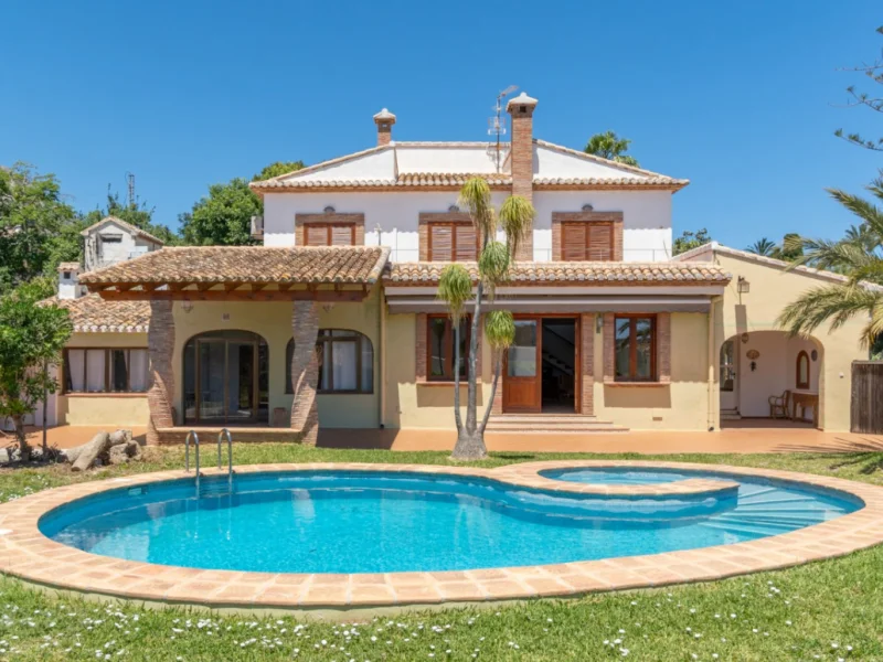 Villa à vendre à Jávea avec piscine privée et vue Montgó
