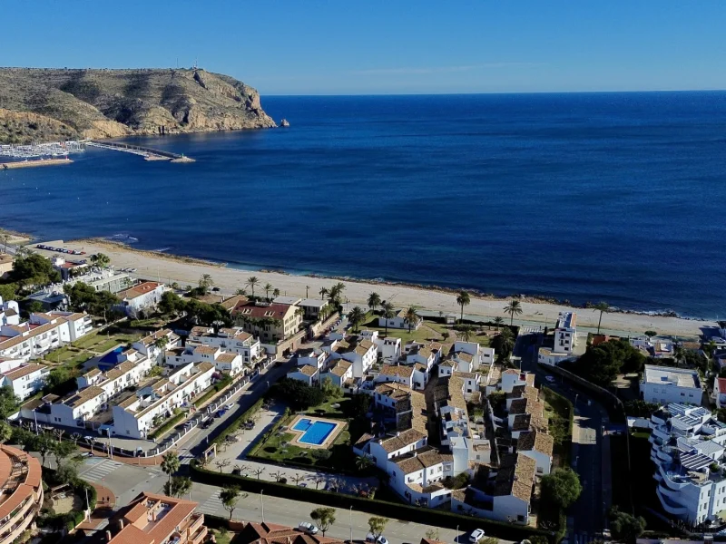 Maison mitoyenne à vendre à Jávea avec patio privé et piscine