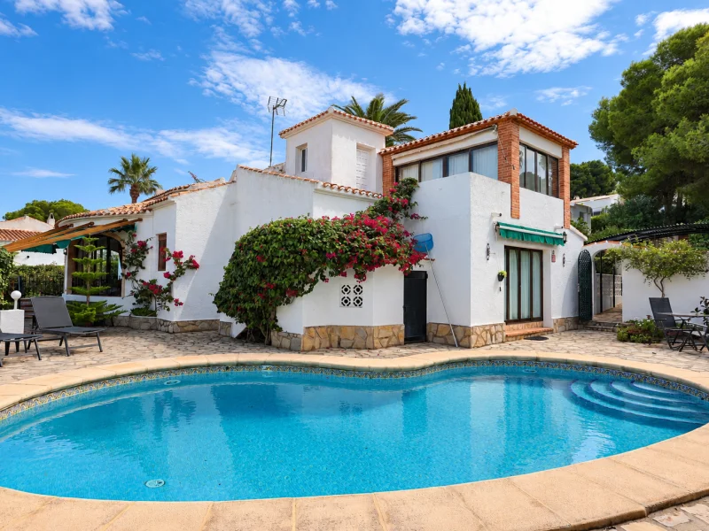 Villa à vendre à Jávea avec piscine privée et vue sur le Montgó