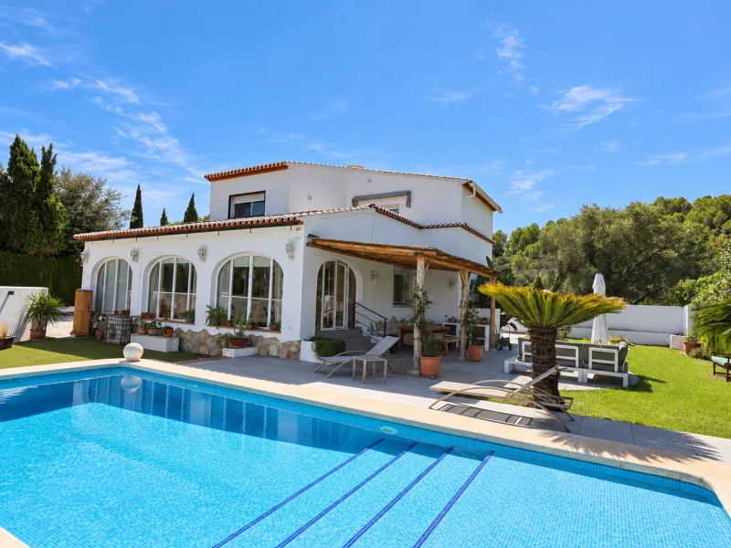 Villa à vendre à Jávea avec piscine privée et jardin