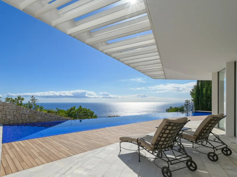 Chalet moderne à Jávea avec piscine à débordement et vue mer