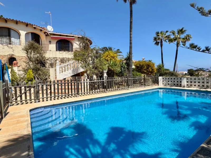 Chalet traditionnel avec vue sur la mer et piscine privée à Jávea