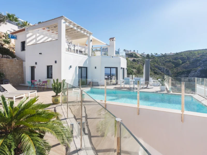 Chalet moderne à Dénia avec piscine à débordement et vue mer
