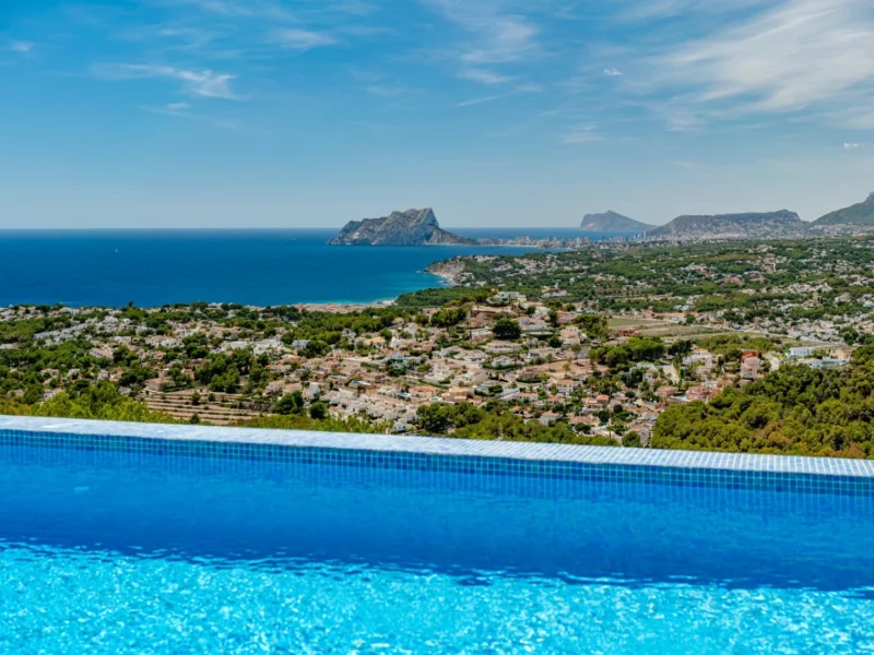 Chalet moderne avec piscine à débordement et vue mer à Benitachell