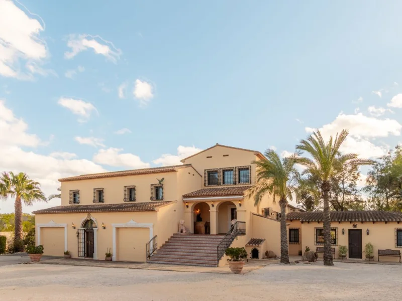 Villa méditerranéenne traditionnelle avec piscine et vues à Jávea