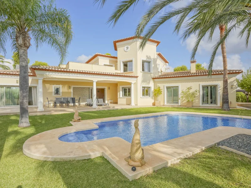 Villa traditionnelle de quatre chambres avec vue mer à Benissa
