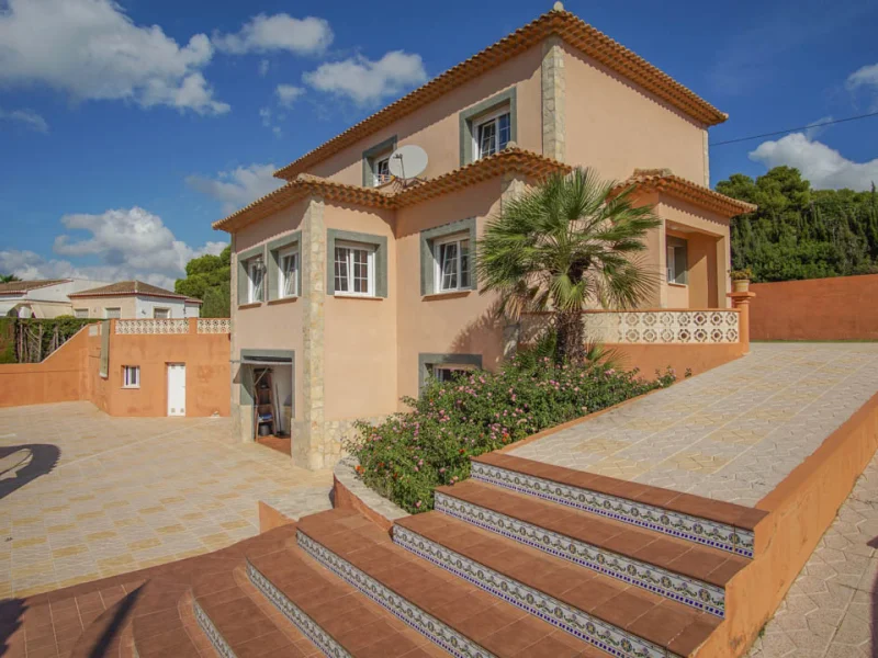 Authentique villa de cinq chambres à Calpe avec piscine et vue mer