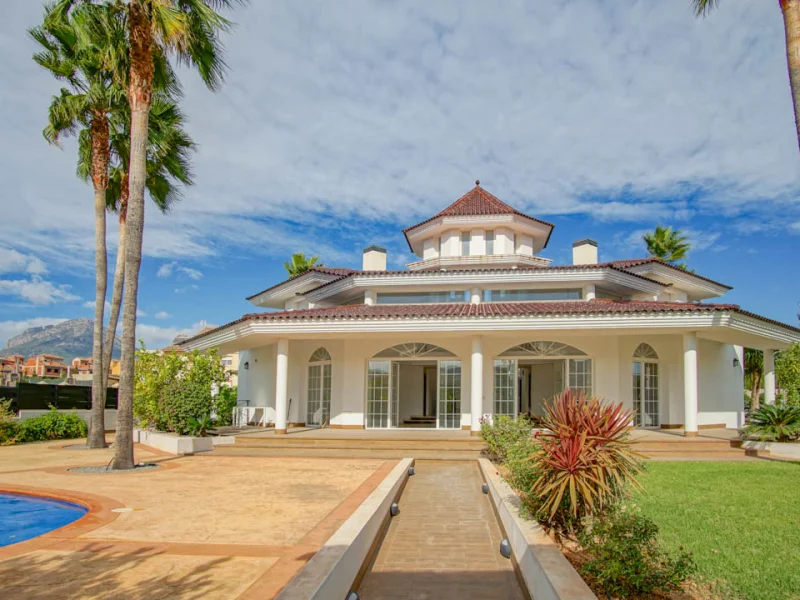 Villa de style colonial avec piscine privée à L'Alfàs del Pi