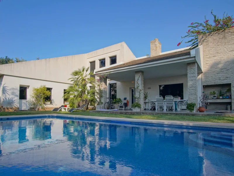 Élégante villa à Dénia avec piscine privée et vue sur le Montgó