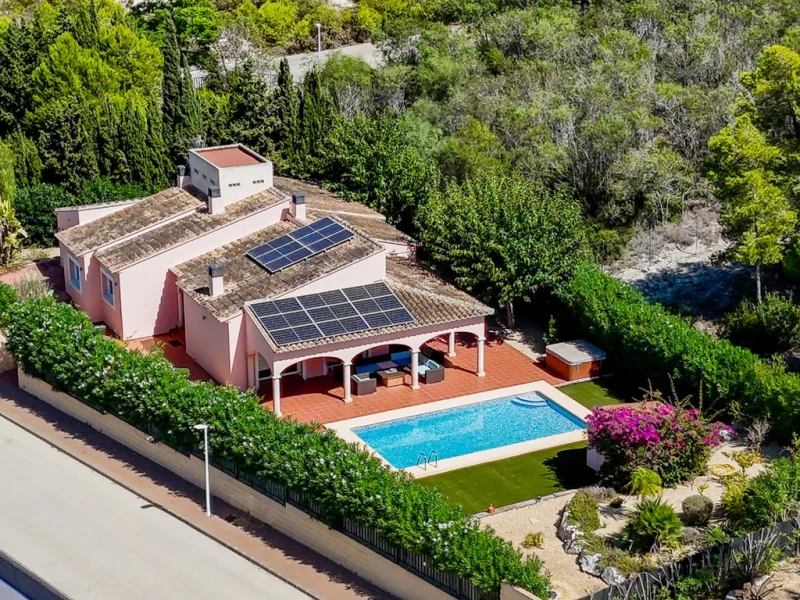 Villa de plain-pied avec quatre chambres et piscine à Jávea