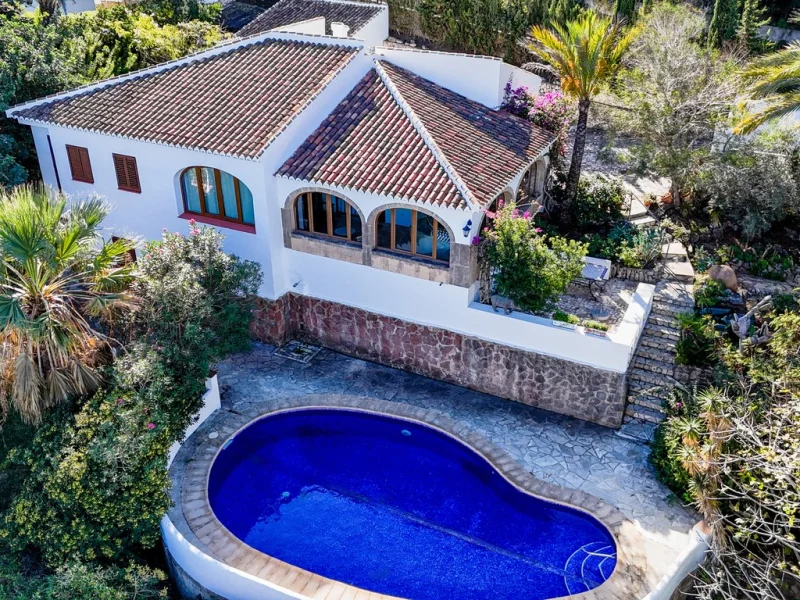 Villa traditionnelle de quatre chambres avec vue sur la mer à Jávea