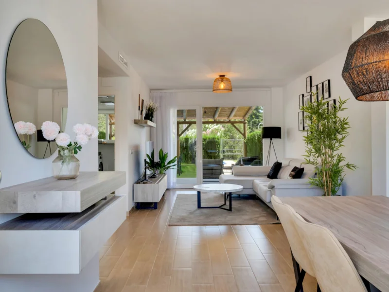 Maison de ville moderne de quatre chambres avec jardin privé à Jávea