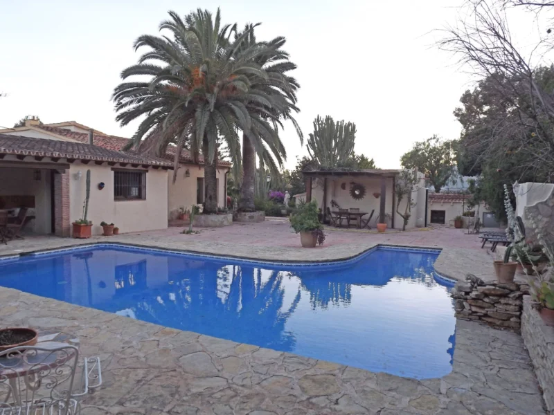 Villa à Benissa près de Cala Baladrar avec grand terrain et piscine