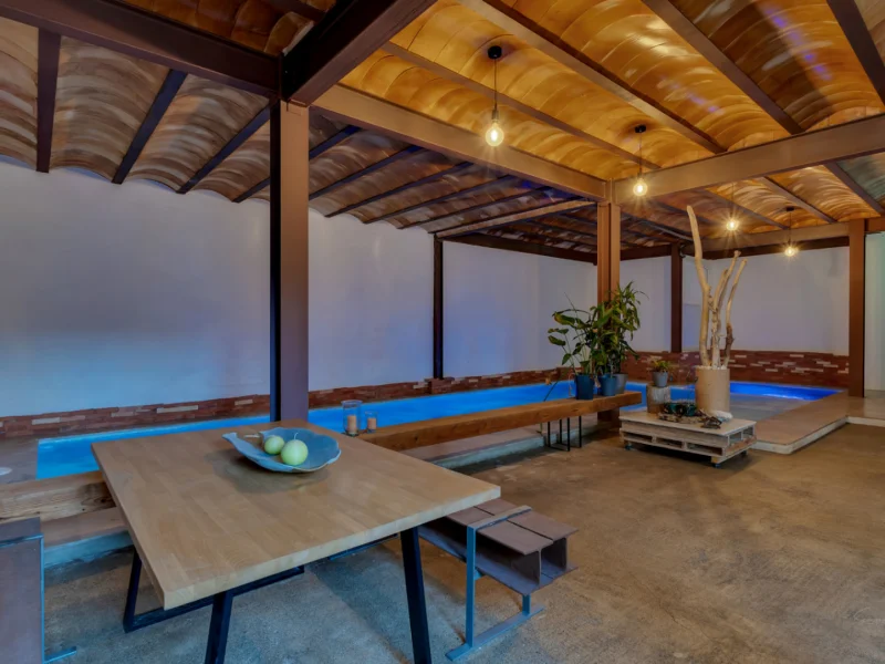 Villa avec piscines intérieure et extérieure à Jávea