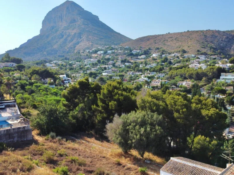 Grand terrain urbain à Jávea avec vue sur le Montgó et la mer