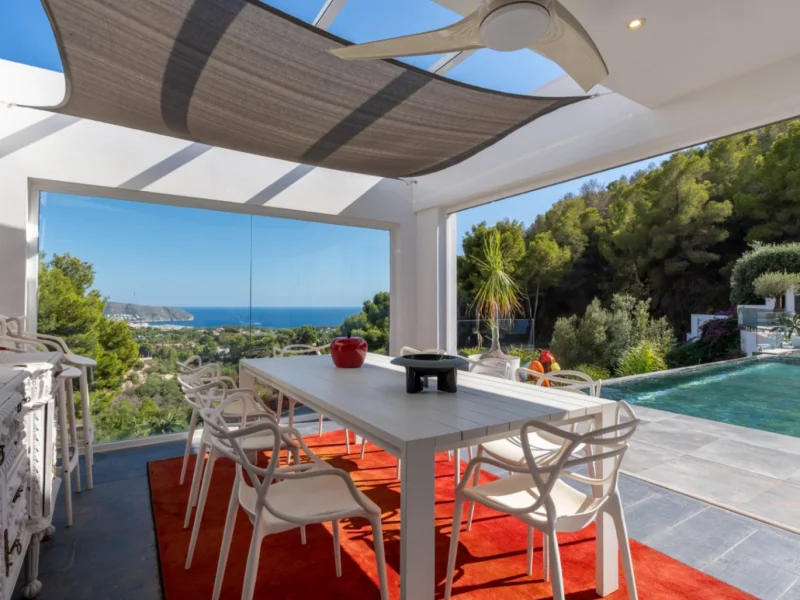 Villa moderne de quatre chambres à Moraira avec vue mer et piscine chauffée