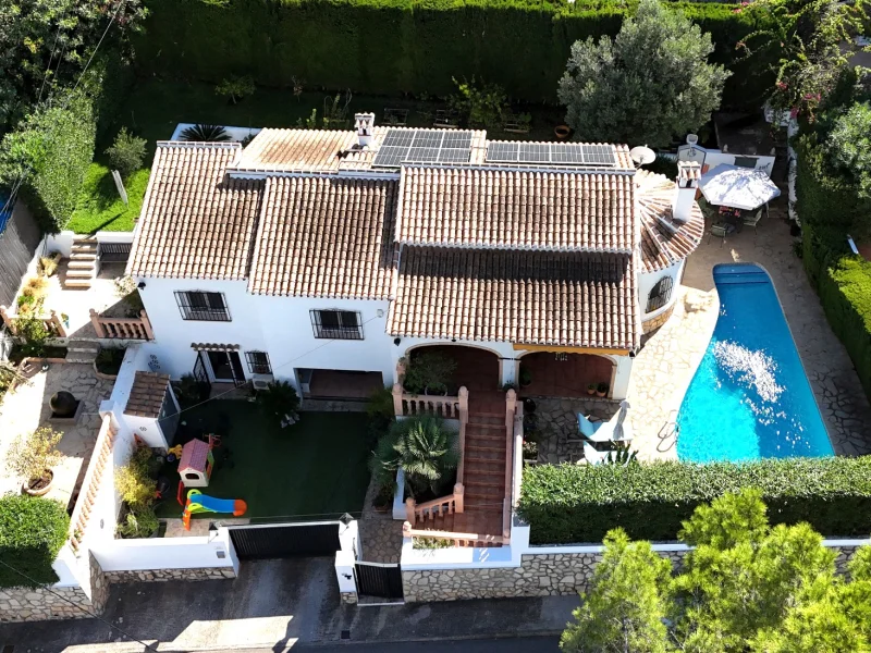 Villa avec vue mer et panneaux solaires à Toscal, Jávea