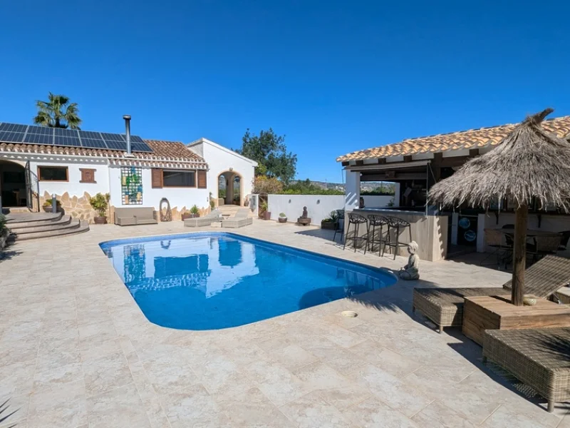 Villa avec maison d'amis et piscines privées à Jávea