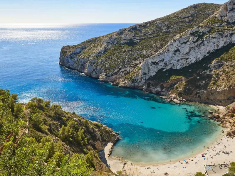 Vue imprenable sur la crique aux eaux turquoise