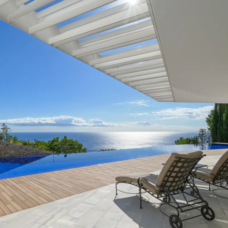 Piscina infinita con espectaculares vistas al mar