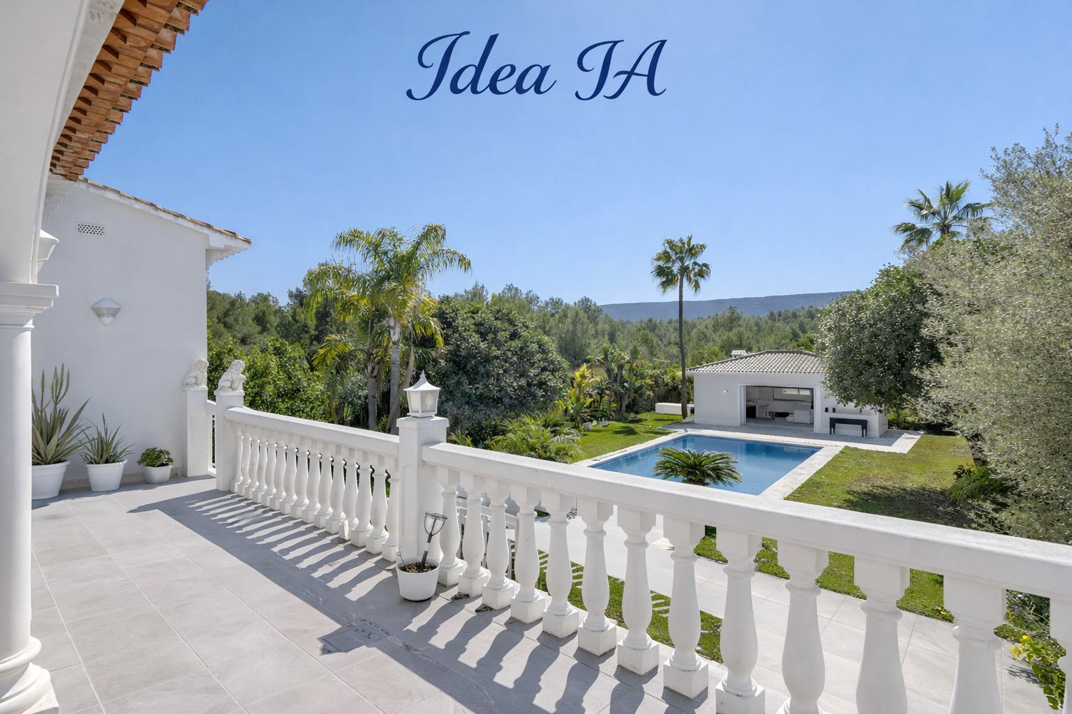 Terrasse surélevée avec balustrade classique offrant une vue sur la piscine, le jardin méditerranéen et la cuisine d'été indépendante entourée de nature.