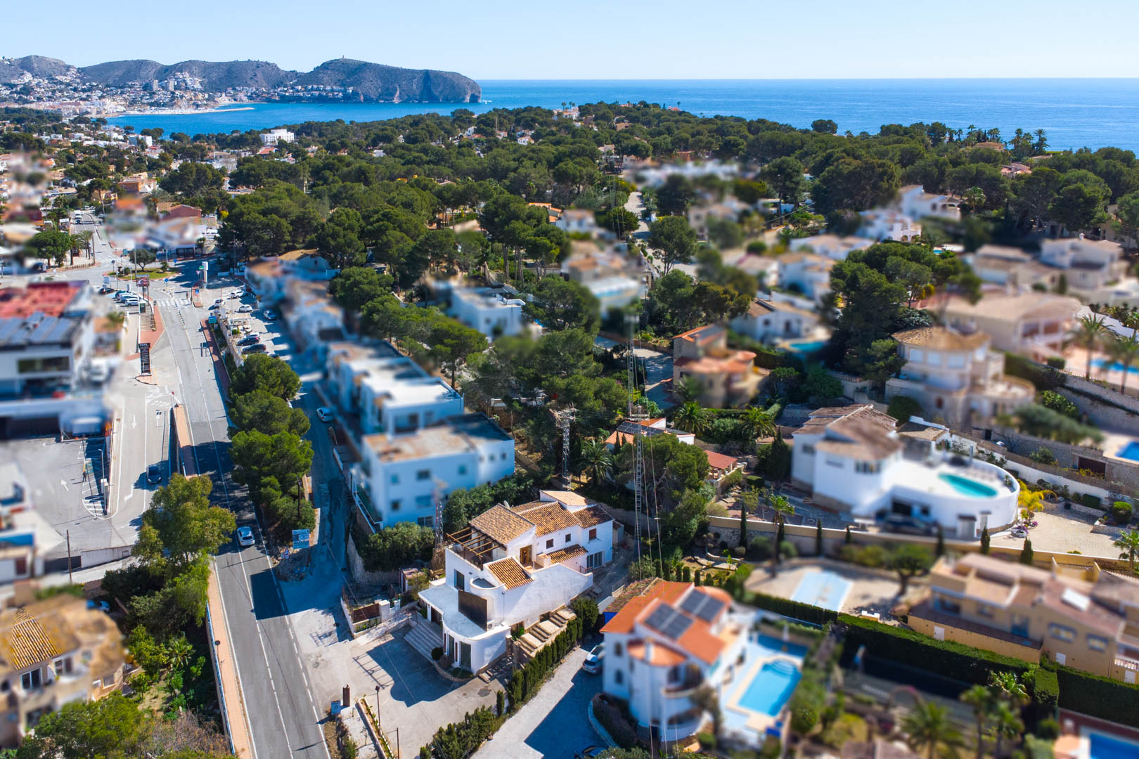 Vue aérienne soulignant l'emplacement privilégié sur la route Moraira-Calpe, avec des vues panoramiques sur la mer Méditerranée et le Cap d'Or.