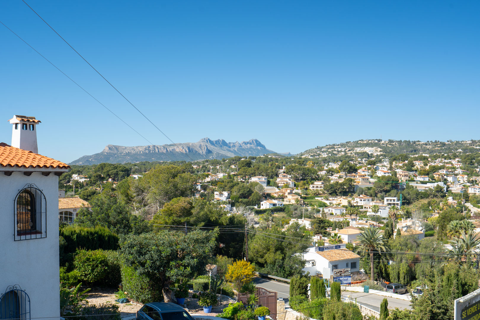 Vues dégagées depuis le niveau supérieur vers la Sierra de Bernia, illustrant le paysage résidentiel environnant et la végétation locale.