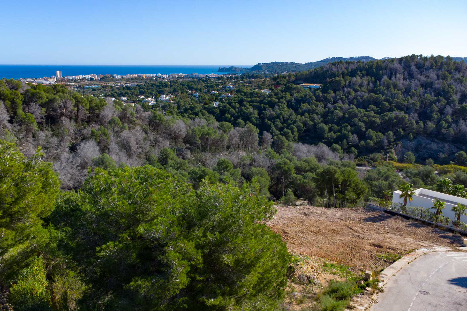 Vues panoramiques sur la mer Méditerranée et la forêt de pins environnante depuis la position surélevée de la propriété, avec la côte à l'horizon.