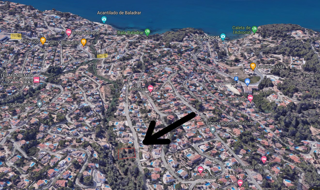 Vue aérienne par satellite indiquant l'emplacement précis du terrain à Benissa Costa, délimité en rouge et situé à proximité immédiate de la Cala Baladrar.