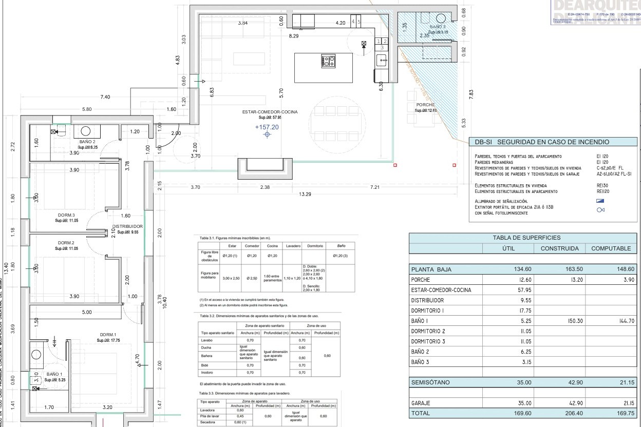 Plan architectural détaillé du rez-de-chaussée illustrant la disposition de trois chambres, trois salles de bains et un vaste espace de vie ouvert avec cuisine.