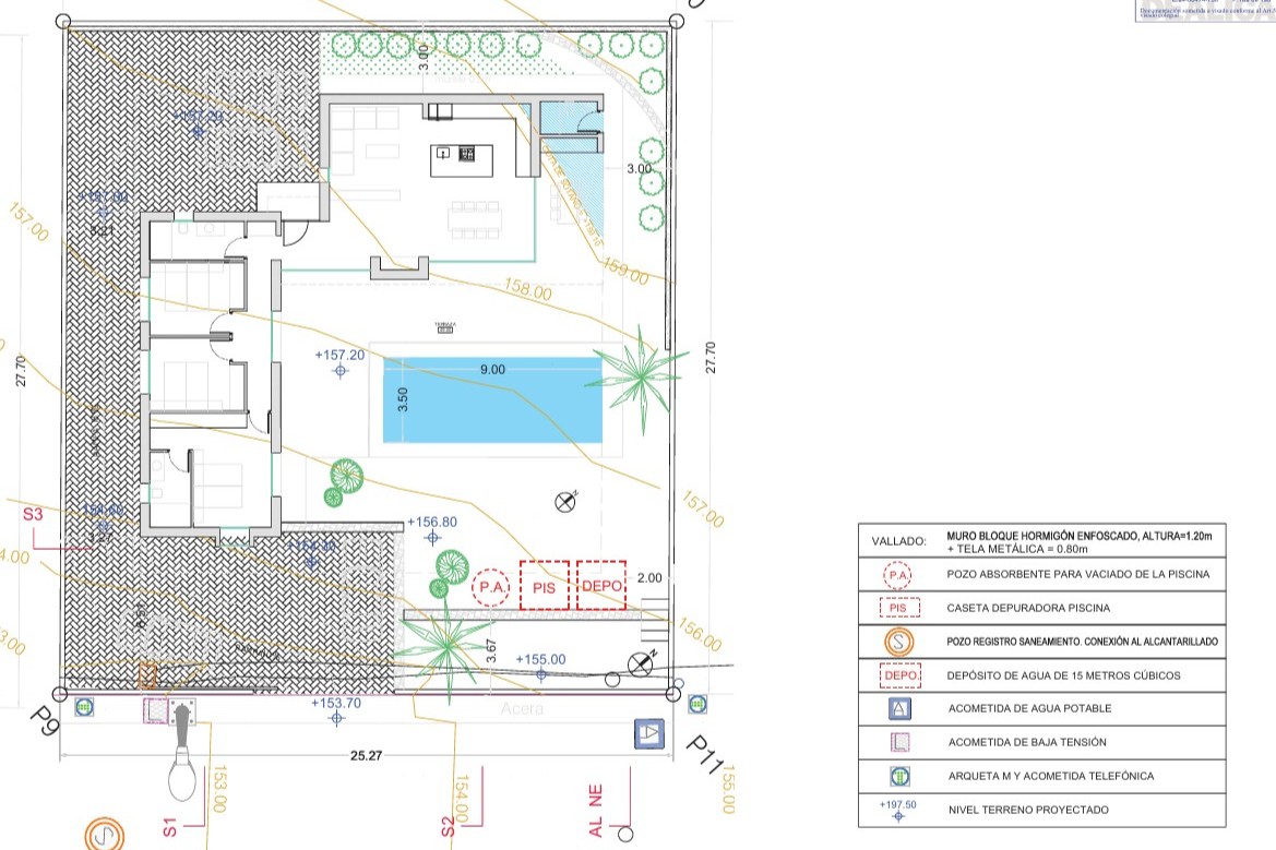 Plan de masse technique détaillé montrant l'agencement de la villa en L, la piscine de 9x3,5m, la disposition des trois chambres et les installations du terrain.