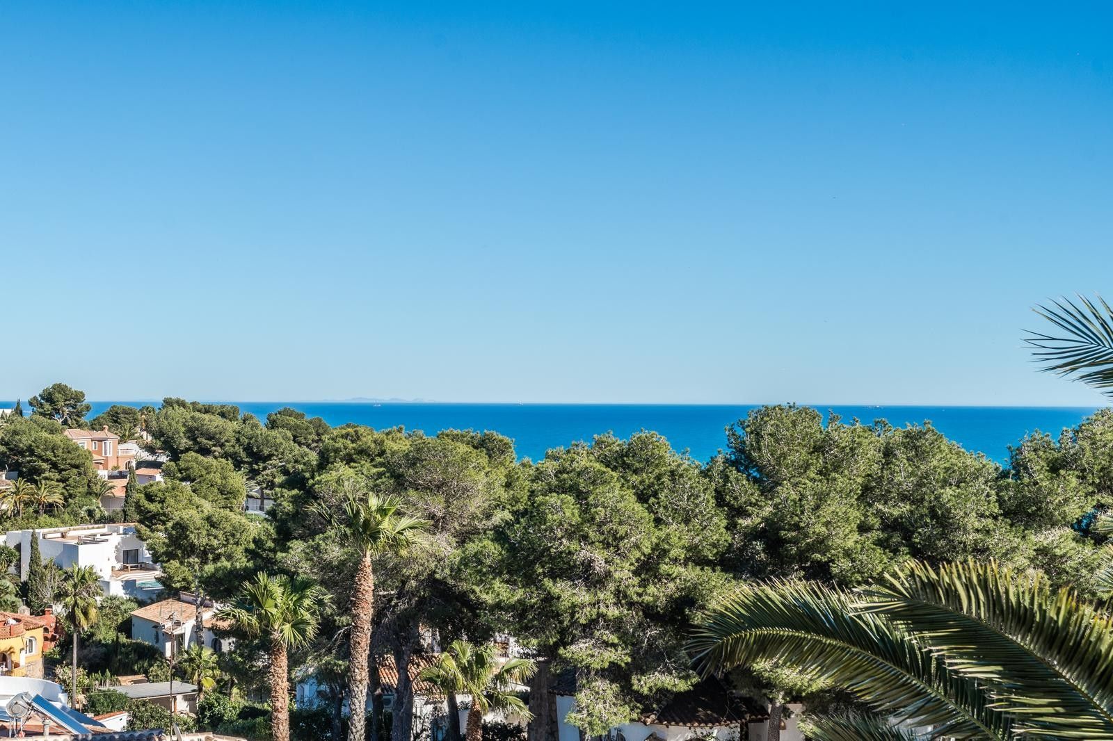 Vues panoramiques sur la mer Méditerranée depuis la villa, surplombant une pinède dense et des palmiers dans le quartier de Balcón al Mar.