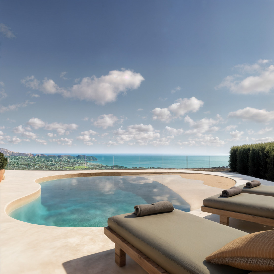 Piscine aux formes organiques sur une terrasse en microciment avec bains de soleil en bois et vue panoramique sur la mer Méditerranée et la côte.