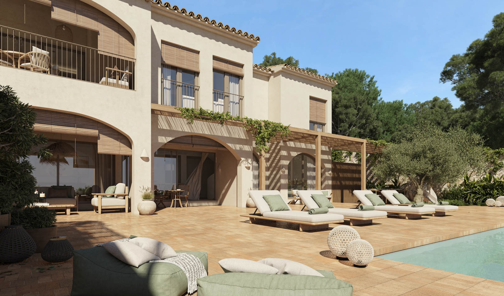 Extérieur de la villa avec terrasse en terre cuite, piscine et pergolas en bois. La façade présente des arches traditionnelles, des bains de soleil et un olivier paysager.