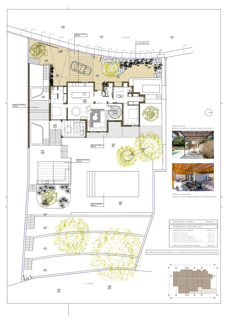 Plan de masse architectural détaillé illustrant l'agencement de la villa, la piscine centrale et les jardins paysagers sur une parcelle de 1070 m2.