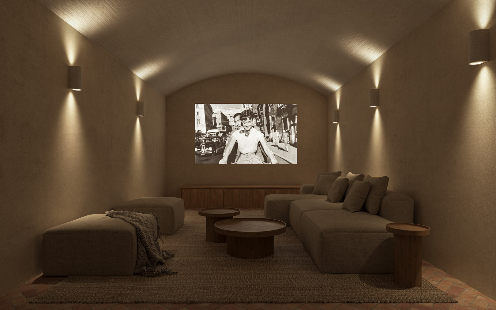 Salle de cinéma privée avec plafond voûté, murs en plâtre texturé et appliques murales. Équipée de canapés modulables, tables en bois et sol en terre cuite traditionnelle.
