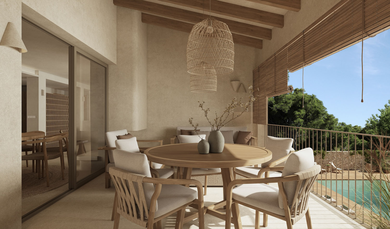 Terrasse couverte avec poutres en bois, salle à manger extérieure et suspensions en fibres naturelles offrant une vue sur la piscine et la pinède environnante.