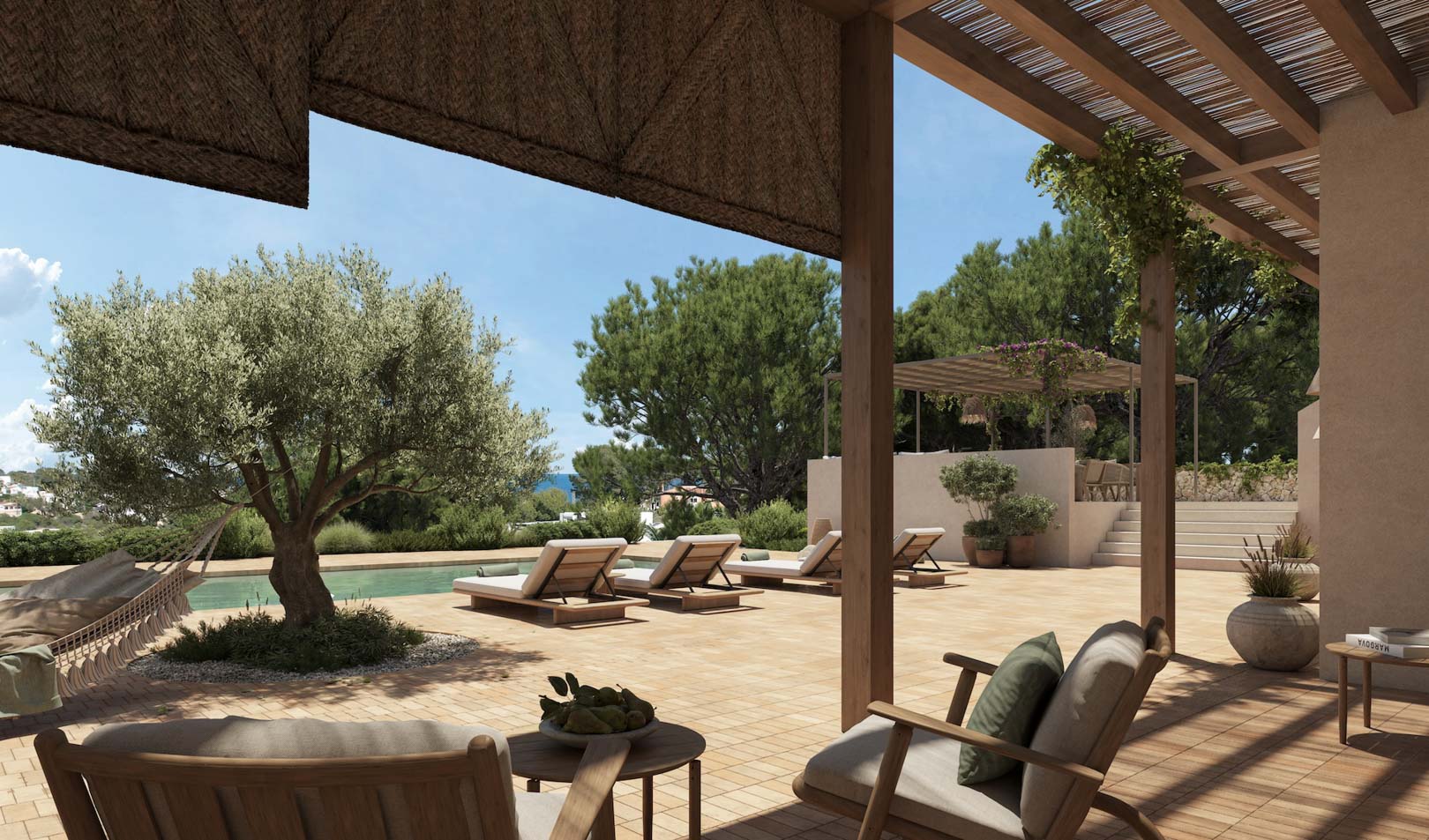 Terrasse principale avec pergola en bois et canisse, solarium avec bains de soleil au bord de la piscine et olivier central intégré dans le pavage méditerranéen.