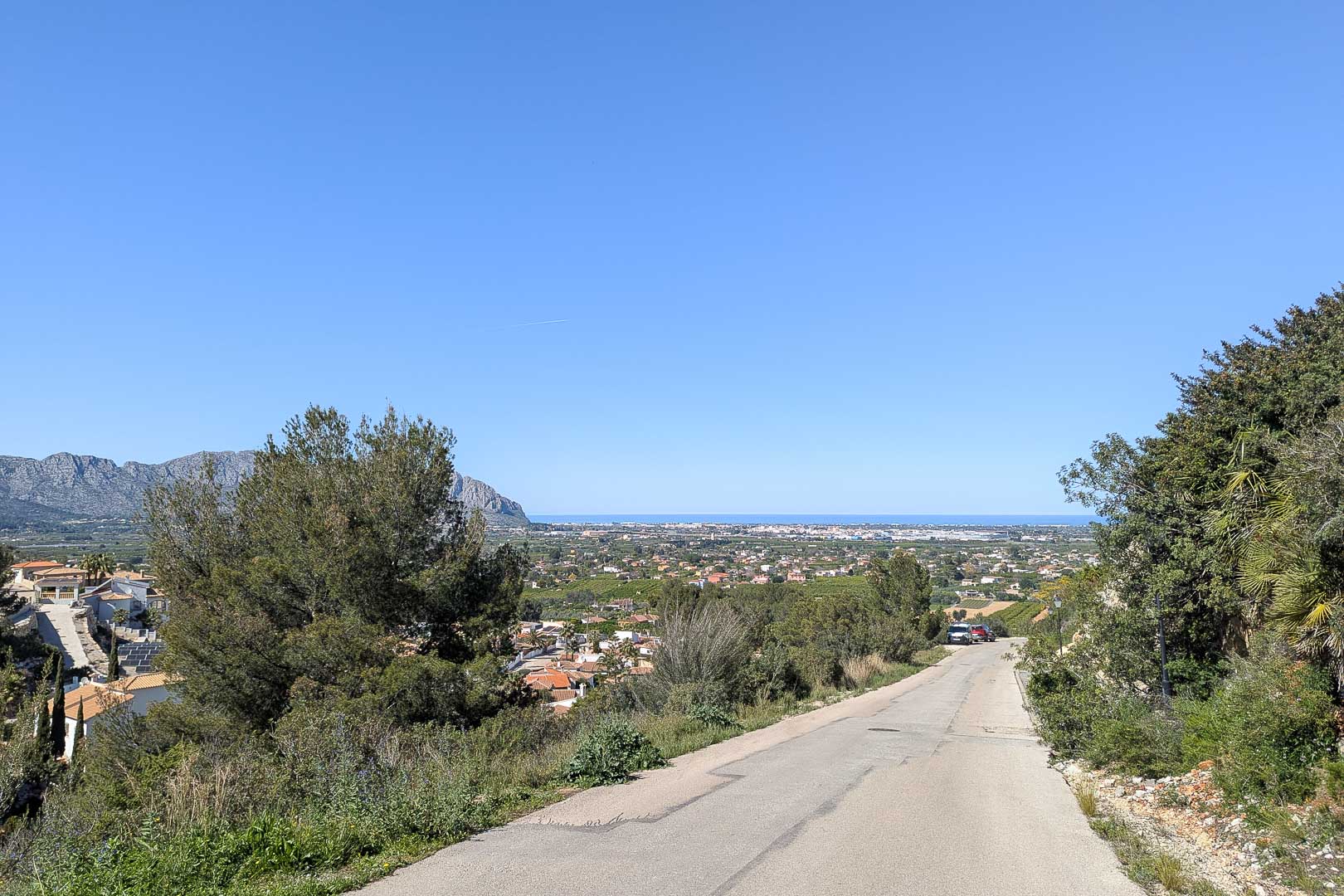 Environnement naturel de Pedreguer avec vue sur la côte et la silhouette montagneuse par une journée ensoleillée.