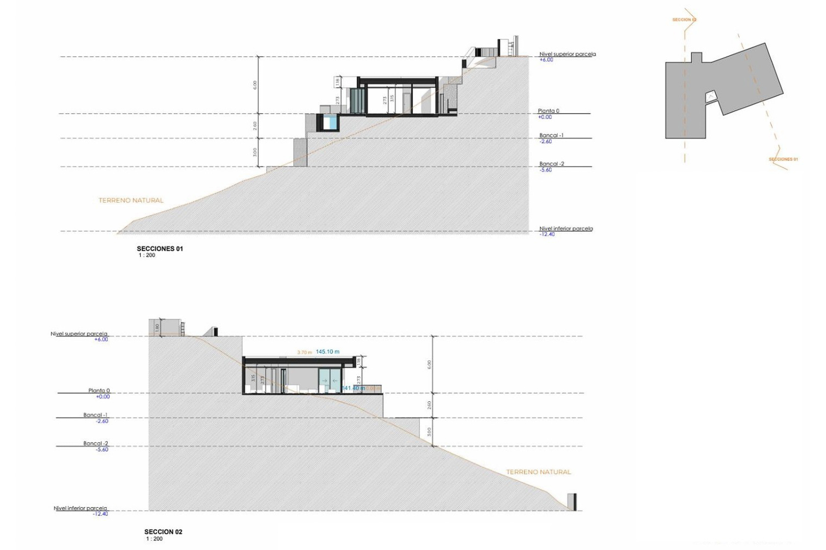 Coupes architecturales détaillant l'intégration de la villa dans la pente naturelle, illustrant les différents niveaux de terrasses et les mesures d'élévation.