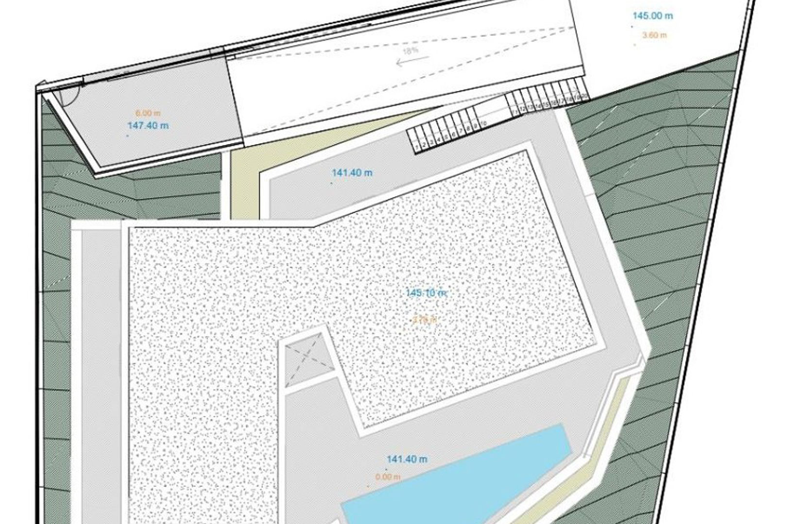 Plan de masse technique illustrant l'emprise au sol de la villa, la piscine intégrée, les escaliers extérieurs et les courbes de niveau du terrain.